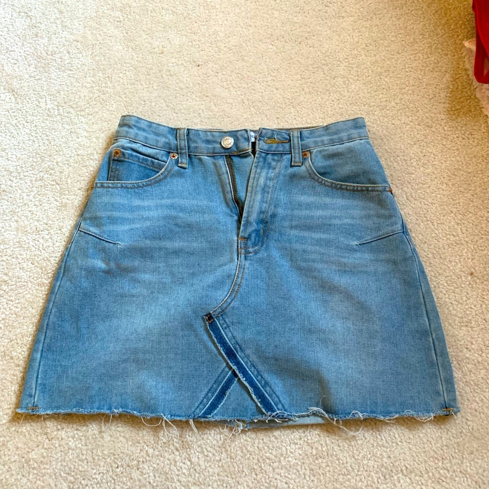 BLUE JEAN MINI SKIRT. Levis logo on pockets. Size small.